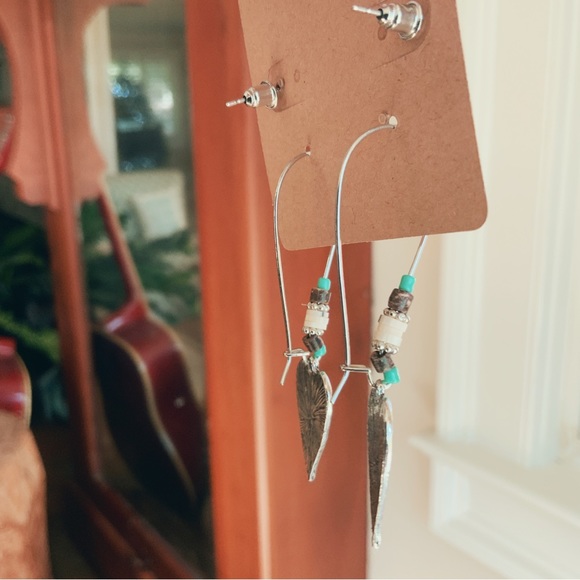 ❌SOLD❌Boho Silver Tone Earrings Hearts Stud and Dangle Turquoise Set Beads - Picture 4 of 16